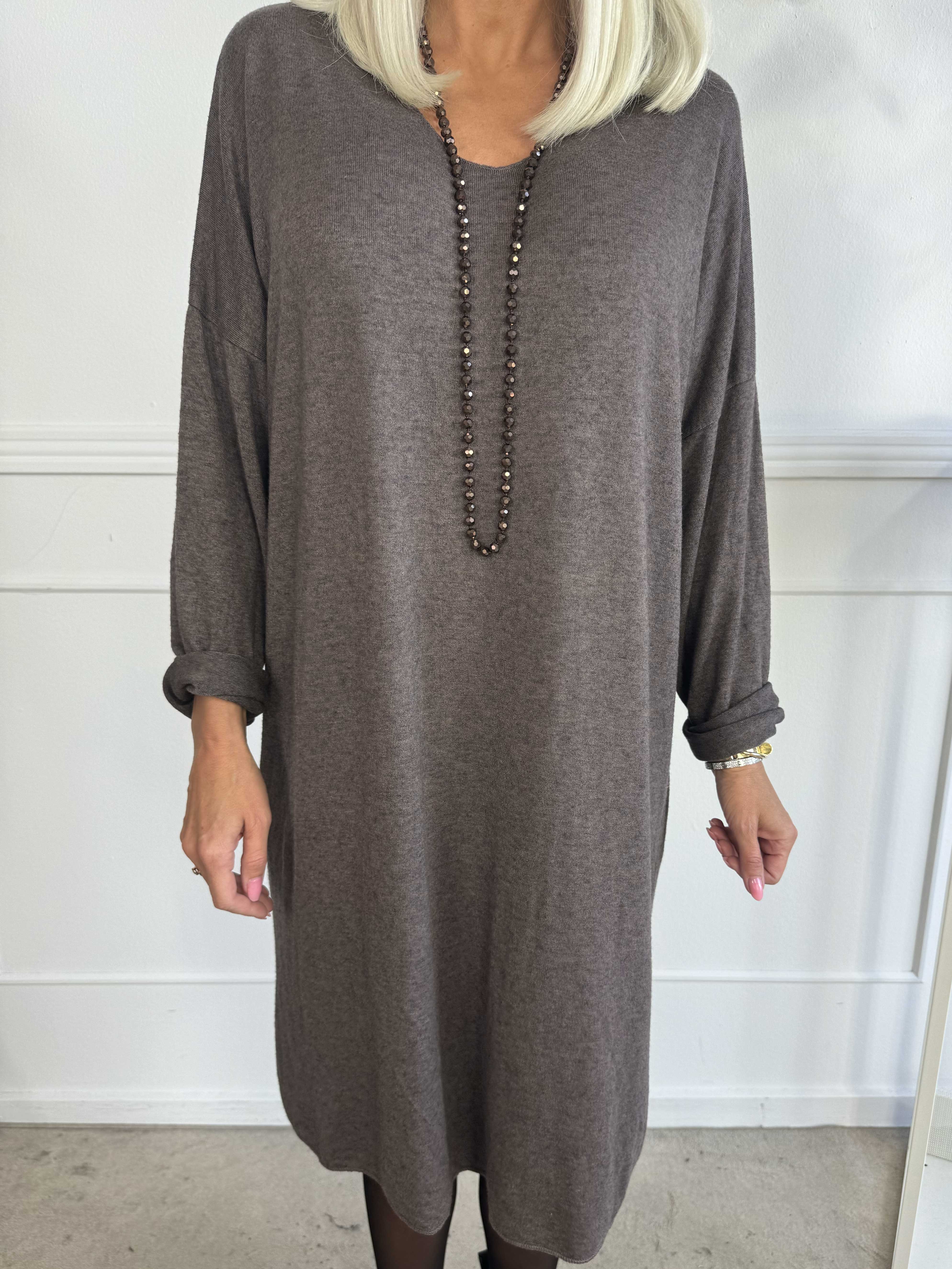 Djamila Long - Klänning i megamjuk viskos med v-ringning